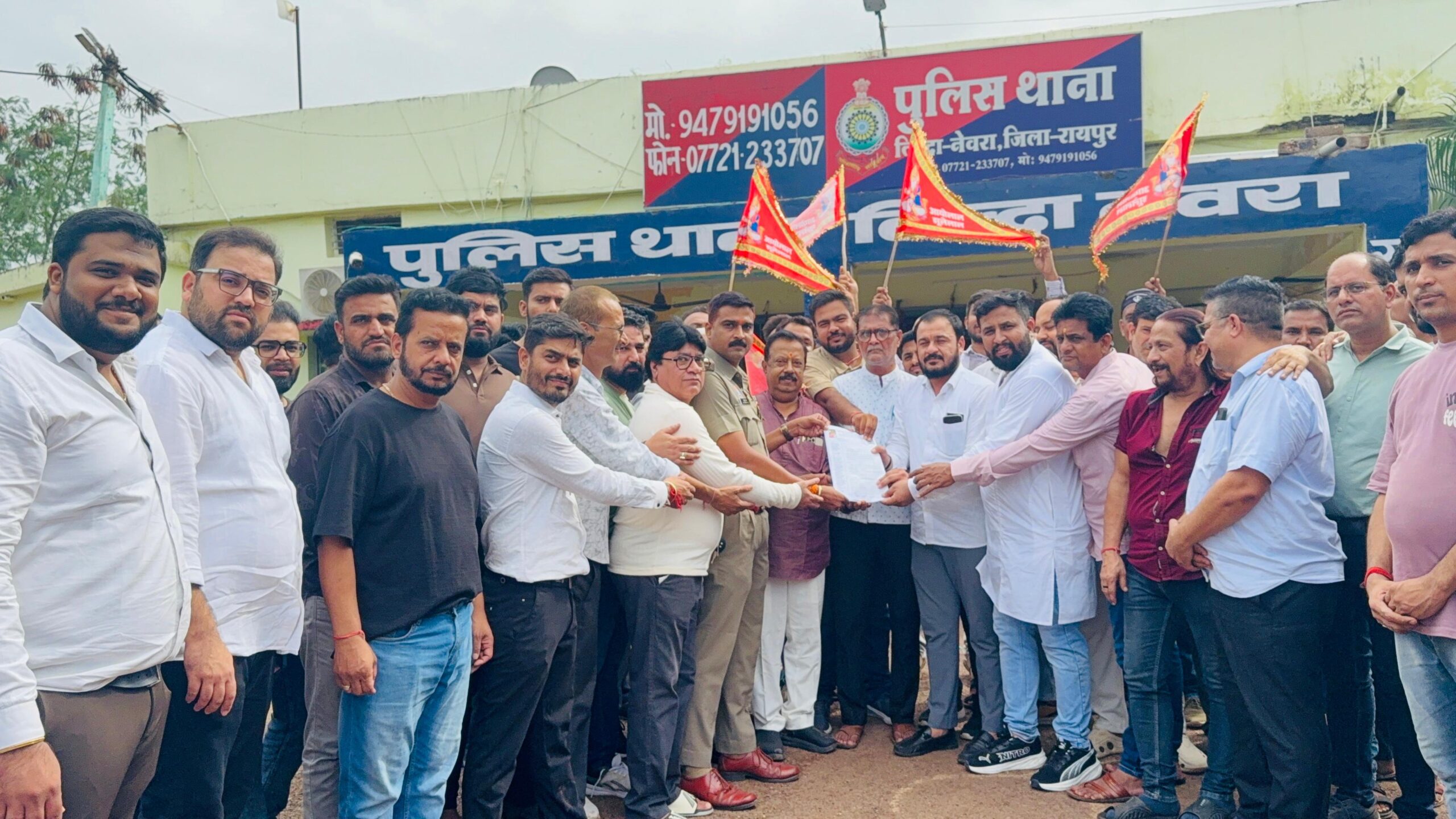 तिल्दा नेवरा में सिंधी समाज का आक्रोश — अमित बघेल के खिलाफ थाने में सौंपा ज्ञापन, कड़ी कार्रवाई की मांग