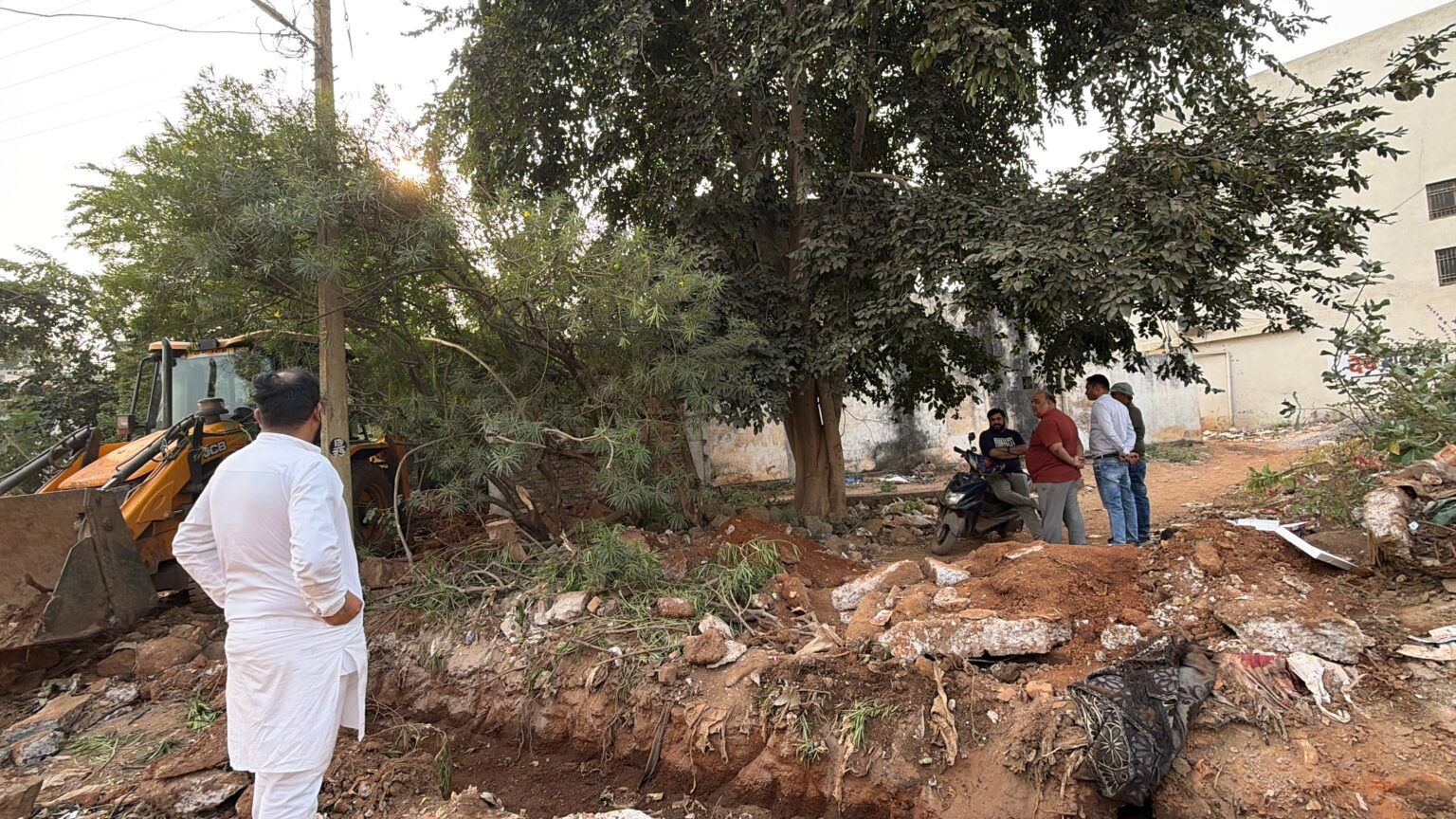 🚧 सब-स्टेशन रुकावट और नाले पर कब्ज़ा: तिल्दा नेवरा में ‘जेसीबी’ एक्शन के लिए तैयार